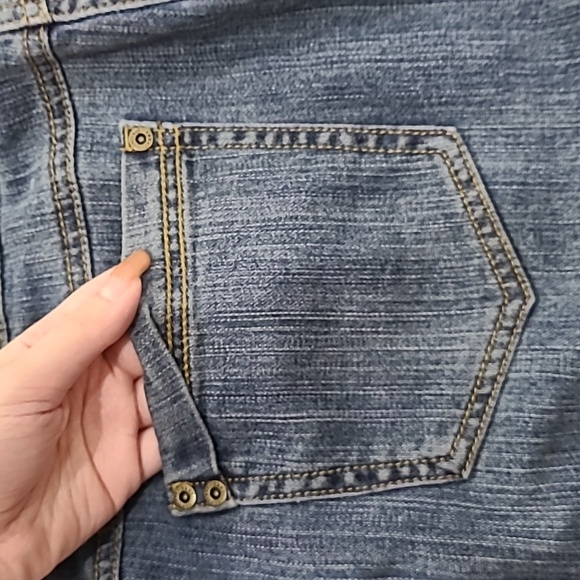 Contrast Jeans with Rolled Up Hems - Picture 6 of 6